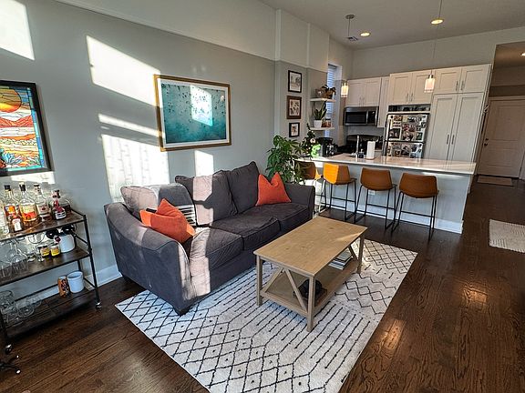 3rd image of 1059 N Damen Ave #10783878