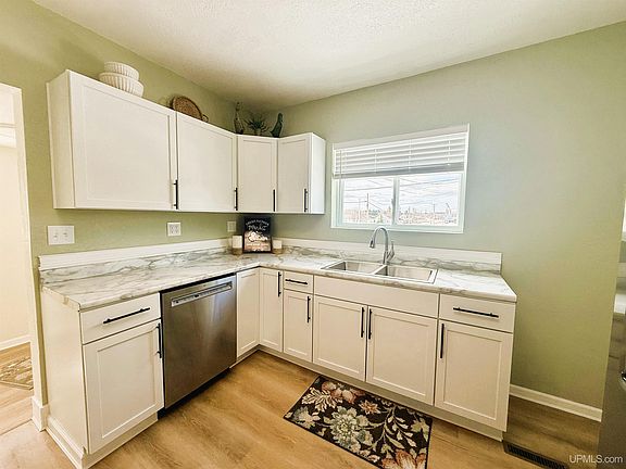 3rd image of 903 Brown St