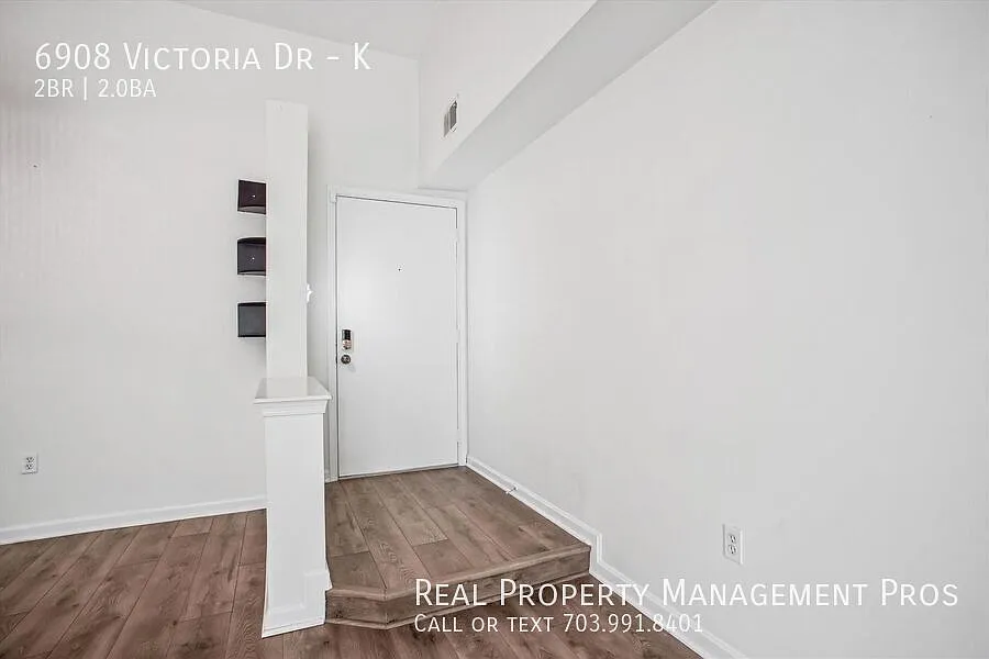 Sunny Condo - Walk To Resturants & Retail! — Photo 4