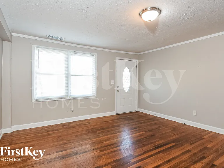 2456 Maple St — Photo 4