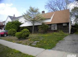 43 Bamboo Ln, Hicksville, NY 11801