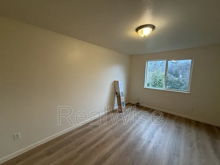 241 NE School St — Photo 13