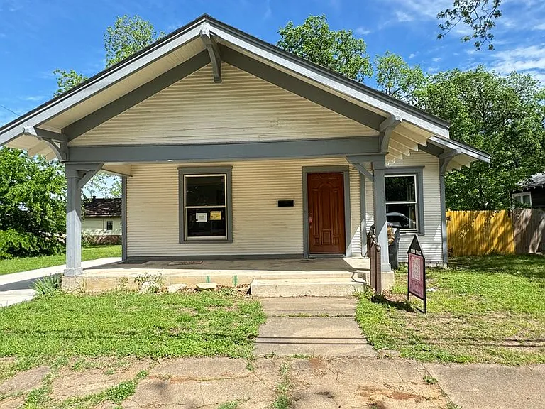 208 SW #B — Photo 1