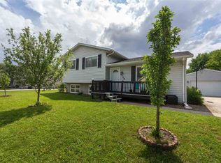 4730 Edgebrook Dr, Waterloo, IA 50701