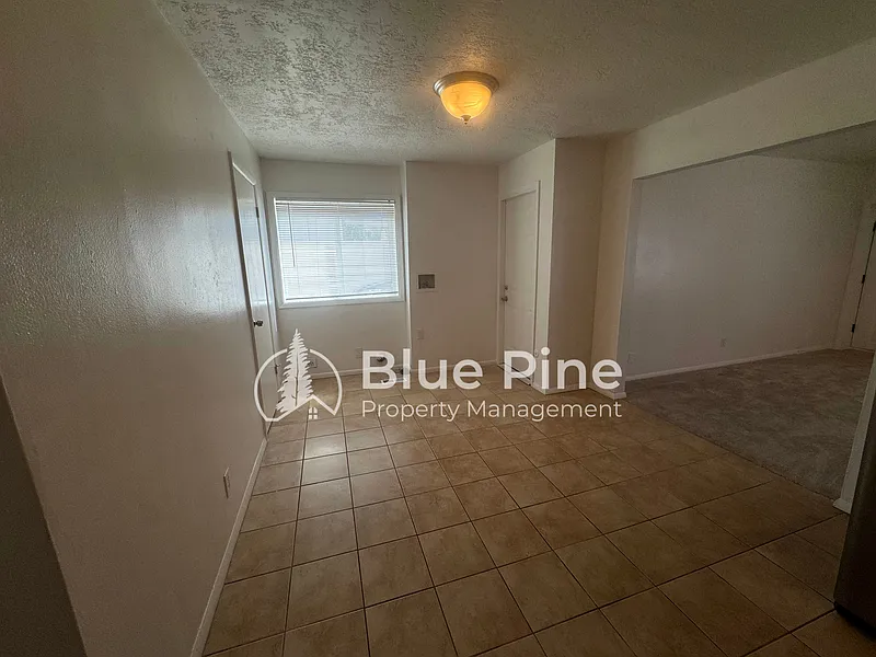 2 bed, 1.0 bath, 1858 sqft, $1,050 — Photo 4