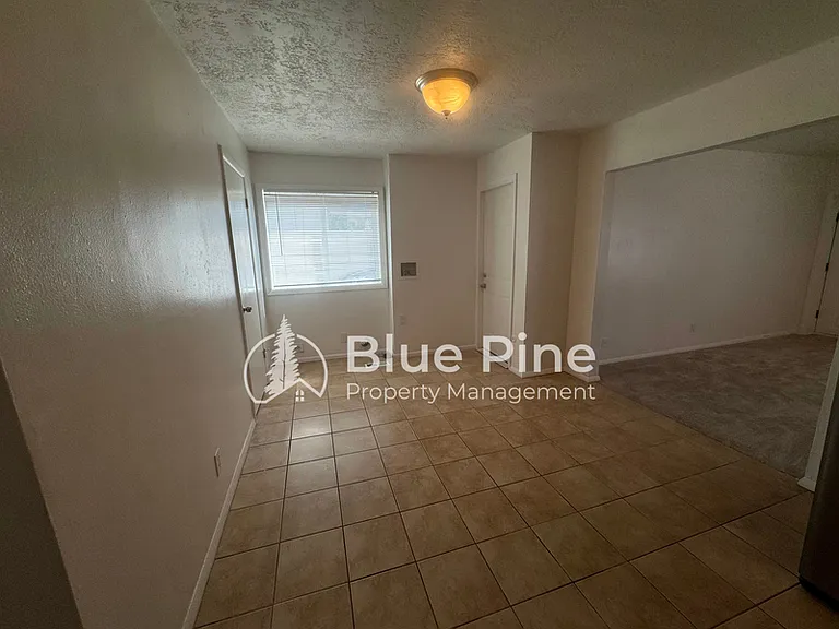 301 E 18th St #2 — Photo 4