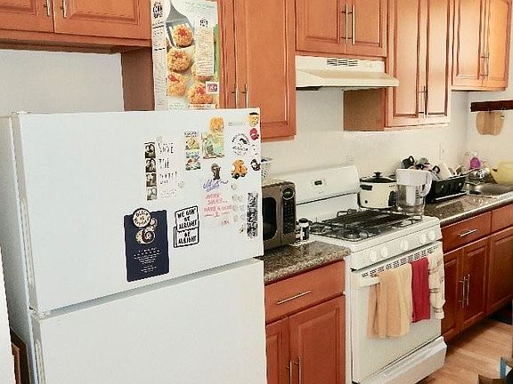 4th image of 1995 Oak St APT 09