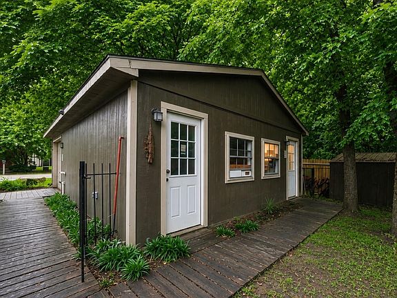3rd image of 600 Spruce Dr
