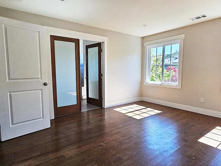 139 Plymouth Ave — Photo 8