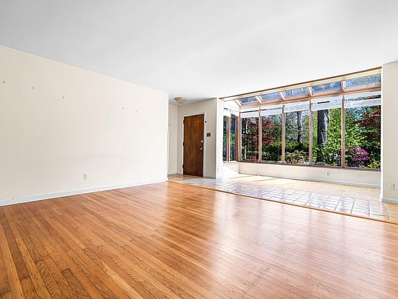 3rd image of 309 E Roumfort Rd
