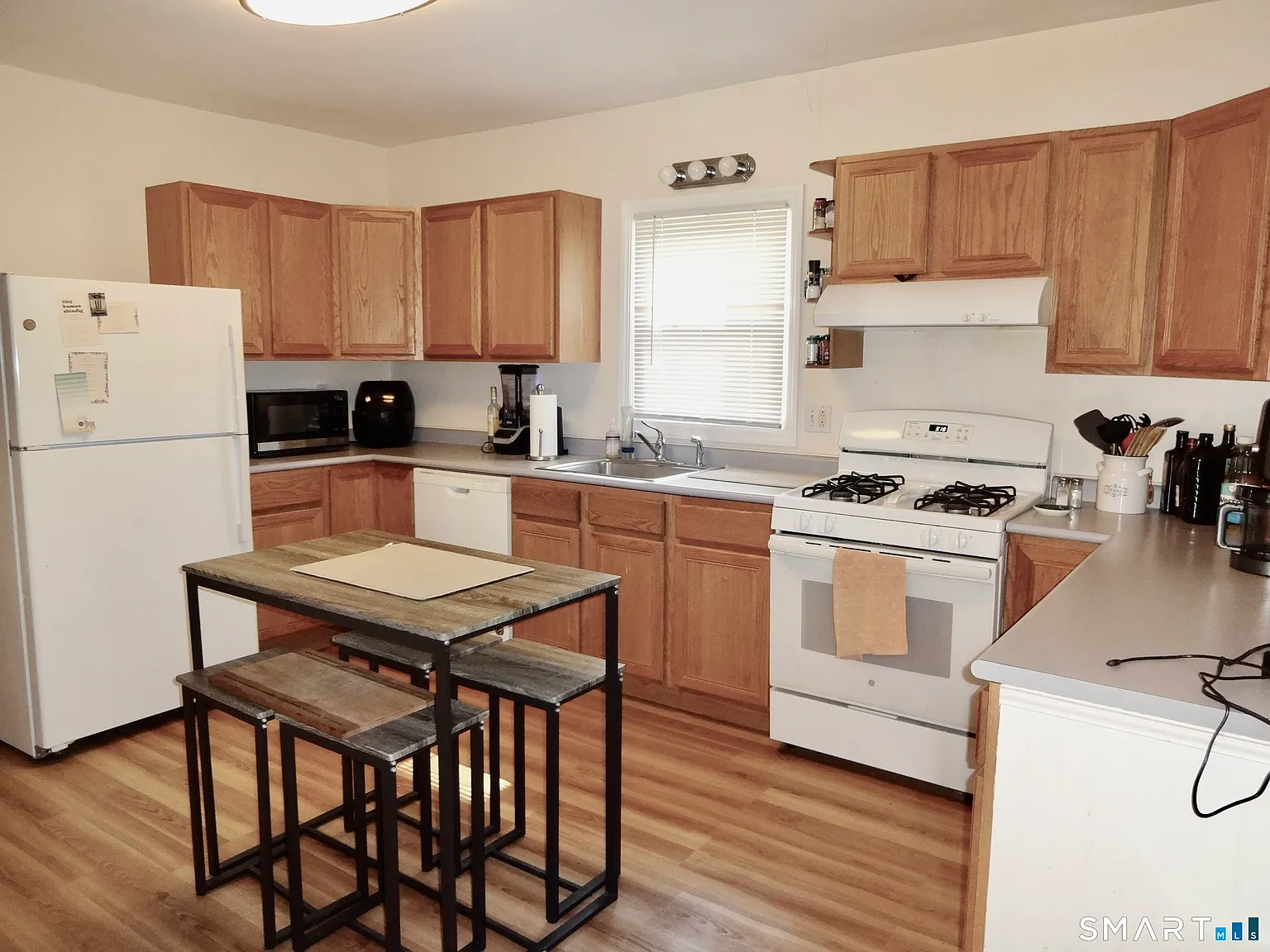 2 bed, 1.0 bath, 3370 sqft, $2,100 — Photo 4