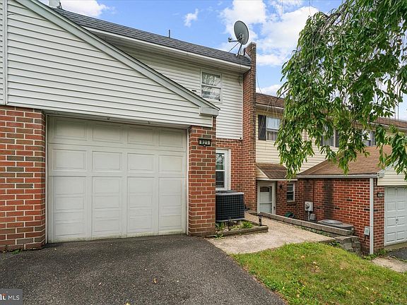 3rd image of 825 Woodchuck Ln