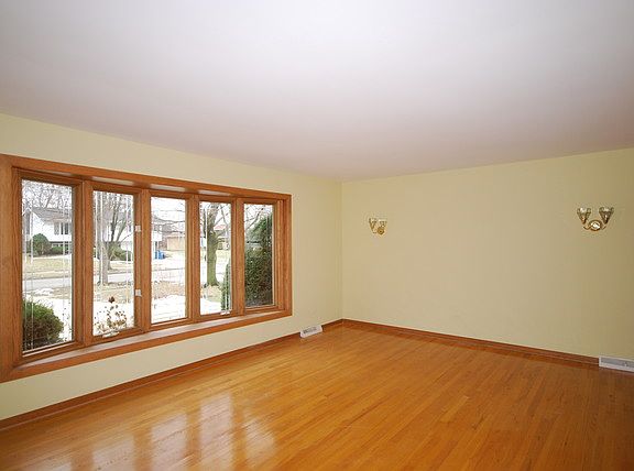 4th image of 18W260 Claremont Dr