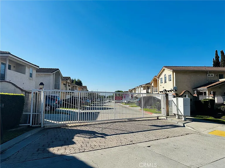 3701 Summer Ln — Photo 2