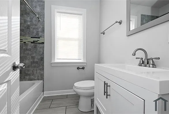 2905 W 66th St #2 — Photo 6