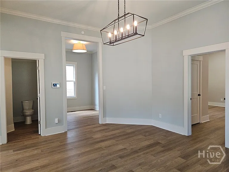 521 W 38th St — Photo 43