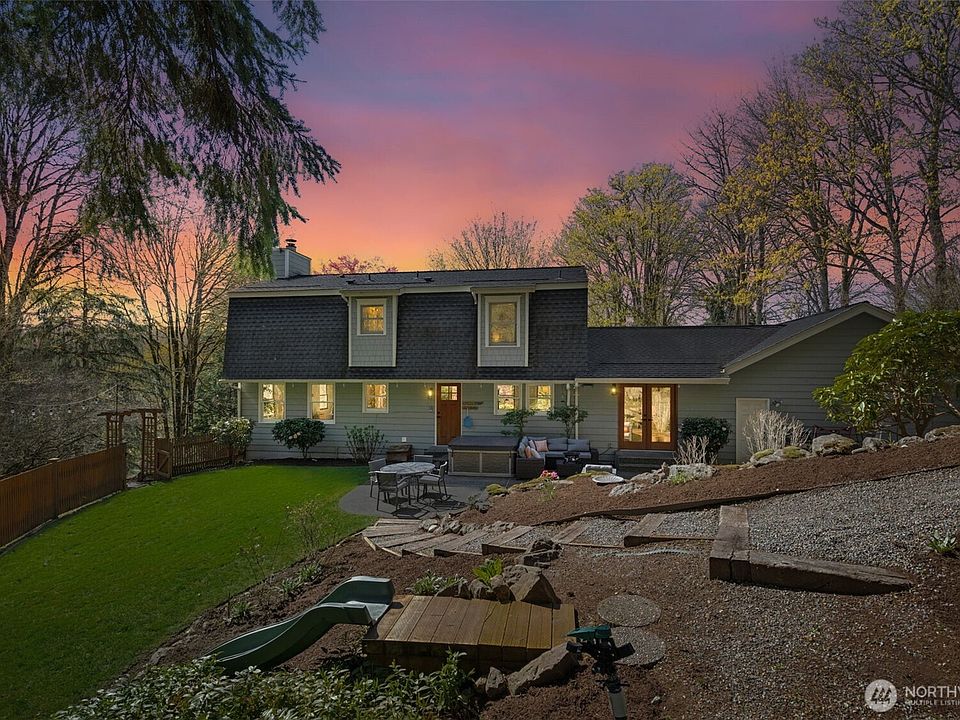 Home sits on a shy acre and borders Cougar Mountain Regional Wildland Park.>