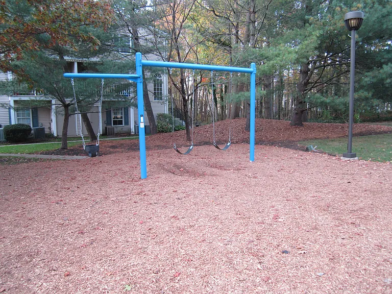 92 Versailles Ct — Photo 31