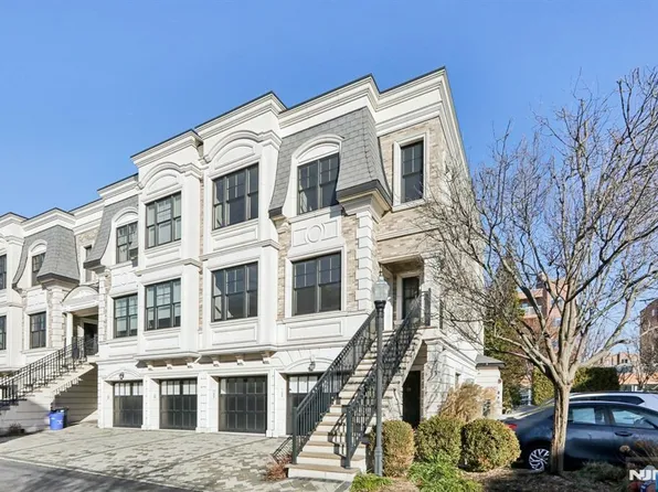 24 Marquis Ct, Edgewater, NJ 07020