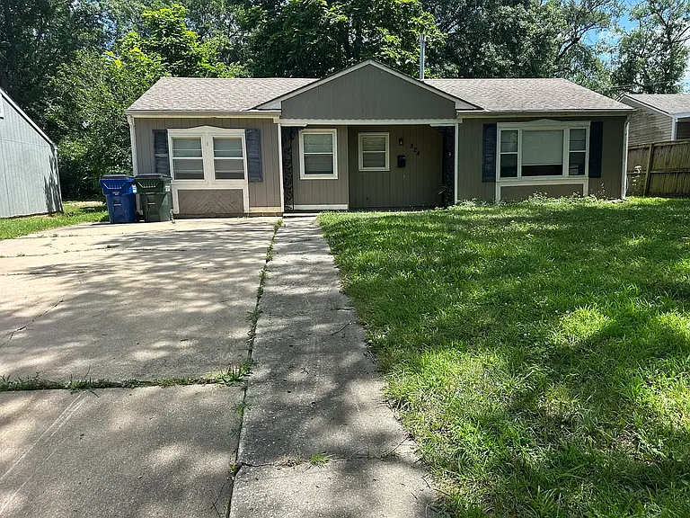 824 Madeline Ln — Photo 1