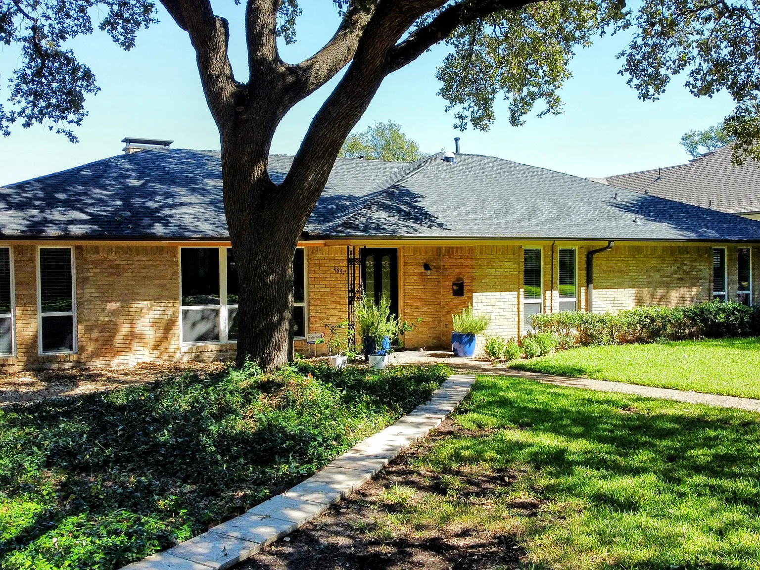 4 bed, 2.5 bath, 2291 sqft, $4,200 — Photo 2
