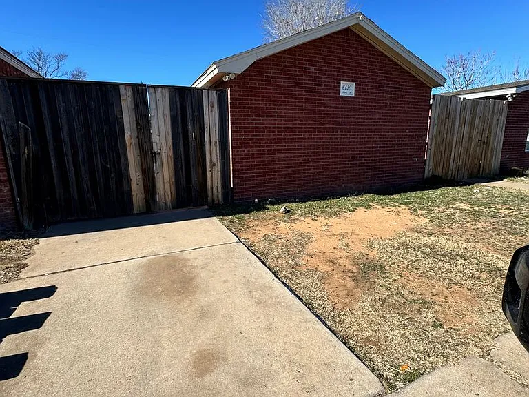 6130 Avenue P — Photo 2