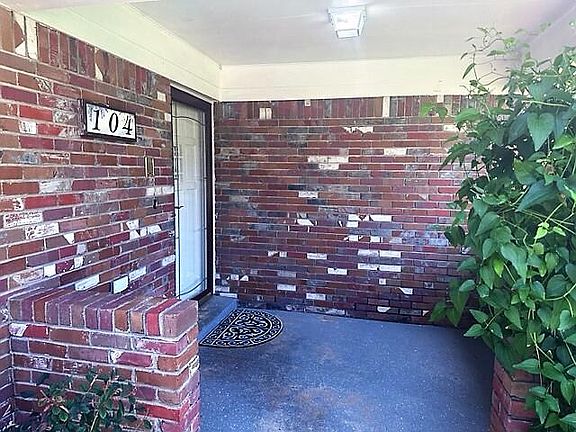 2nd image of 104 Woodbine Cir