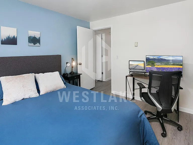 2546 Dexter Ave N #302 — Photo 10