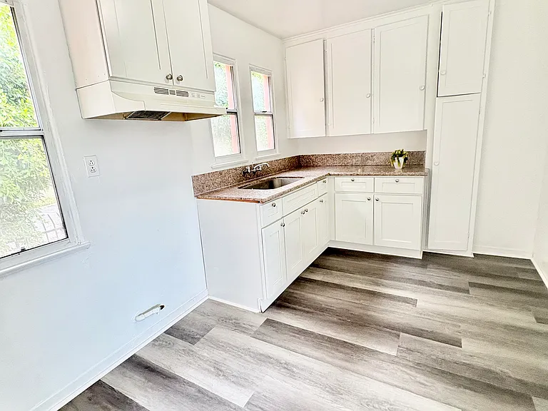 3329 Beechwood Ave #3320-1/2 — Photo 3