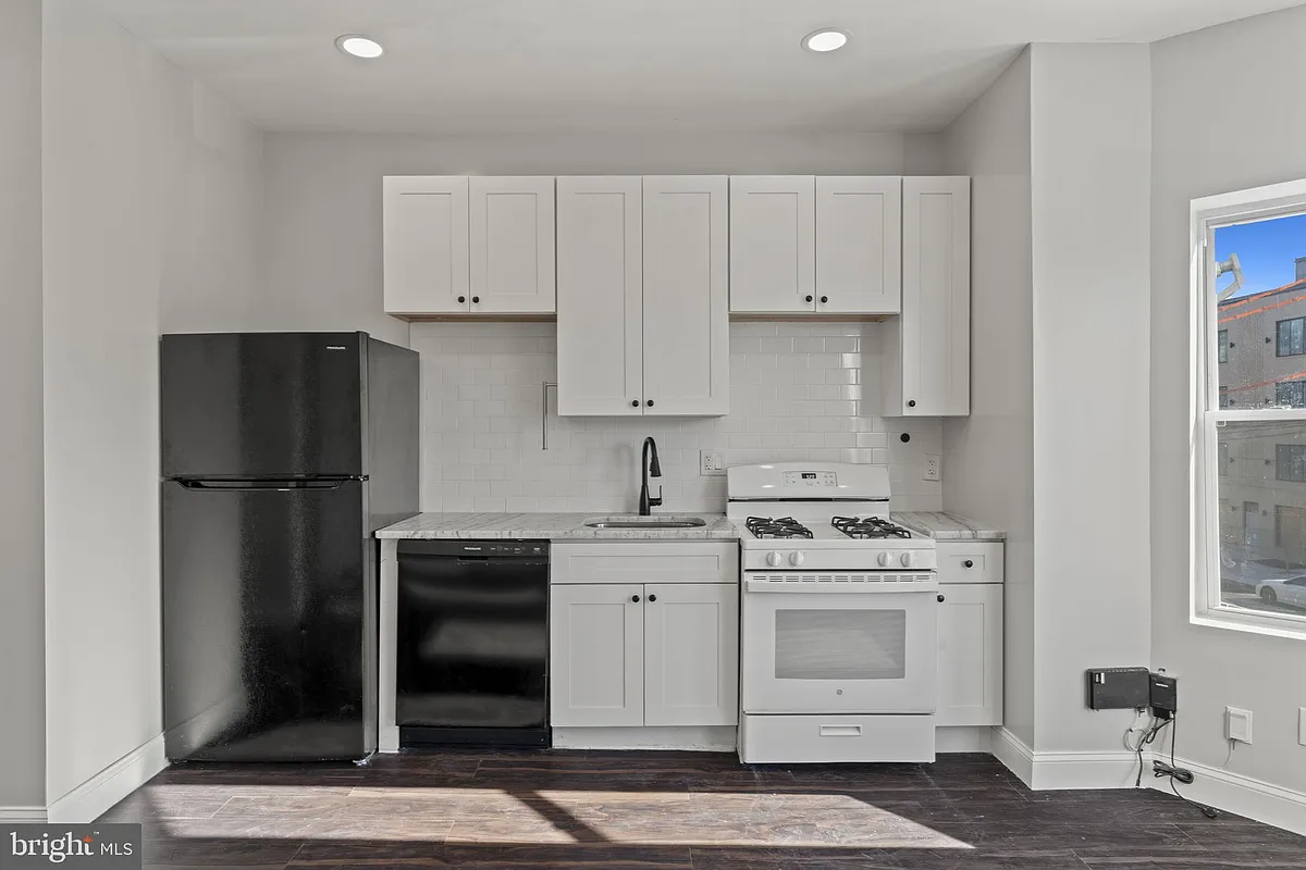 Building Photo - 5237 Chester Ave #4