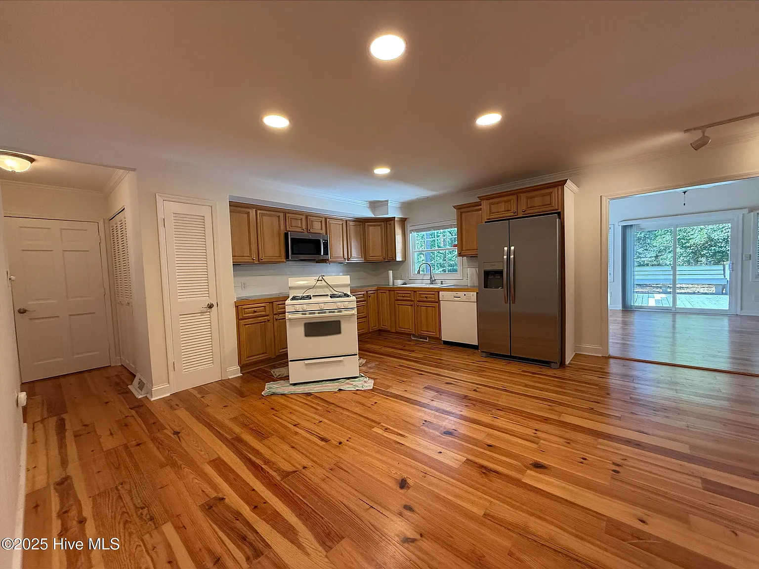 3 bed, 2.0 bath, 1480 sqft, $2,300 — Photo 2