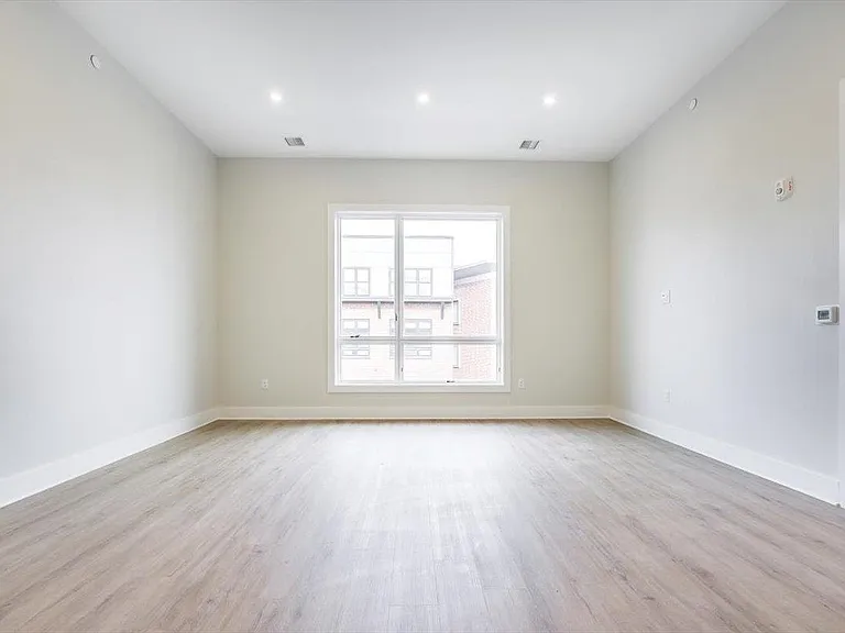 667-665 Grand St #403 — Photo 12