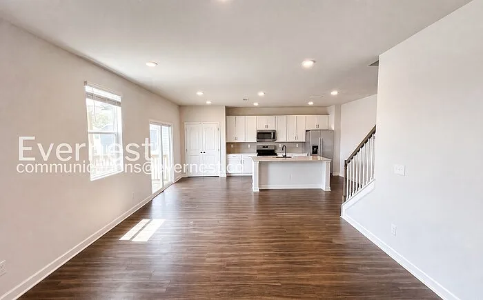167 E Millbrook Dr — Photo 4