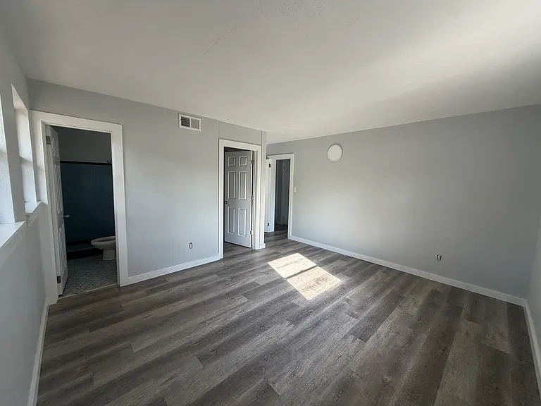 226 California Dr — Photo 12