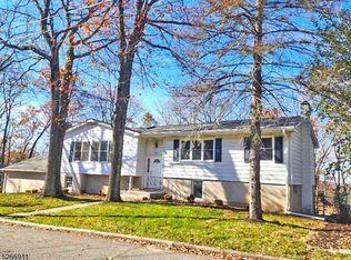 8 Michigan Trl, Hopatcong, NJ 07843