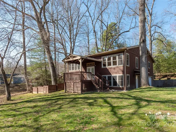 511 Hidden Lake Rd, Hendersonville, NC 28739