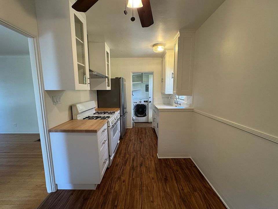 Kitchen & Dining Nook off of Living Room