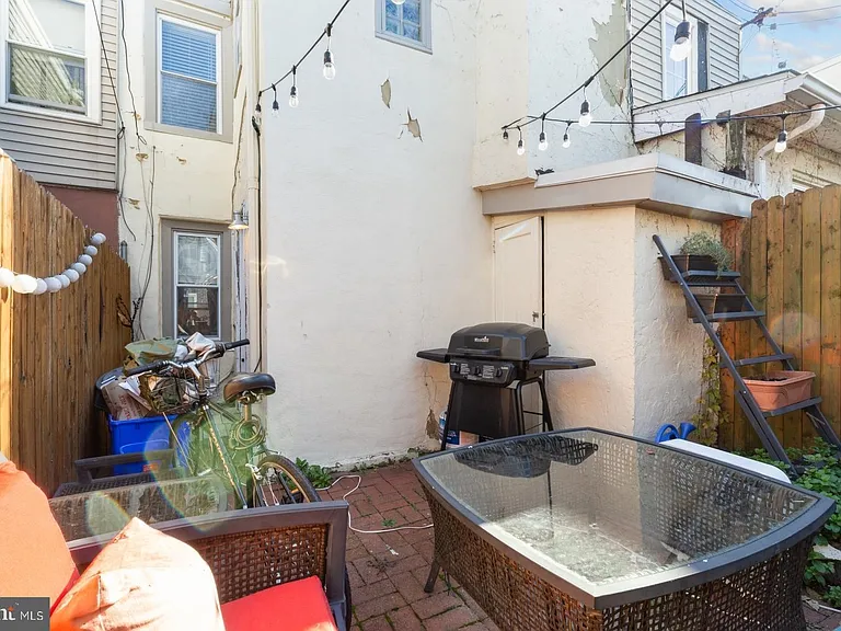 824 N Judson St — Photo 11