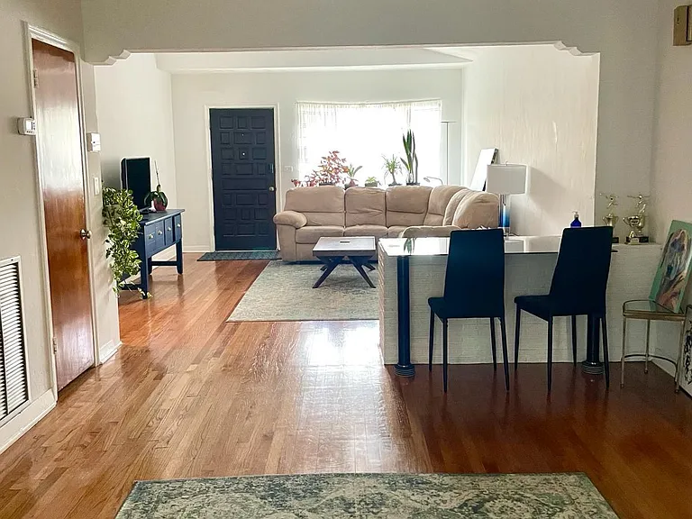 10815 NE 10th Pl — Photo 8