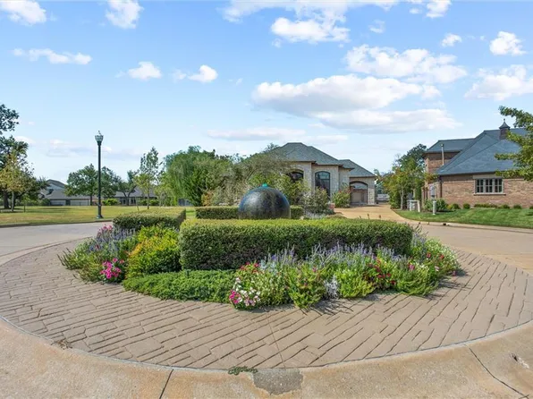 2407 NW Grand Ct, Nichols Hills, OK 73116