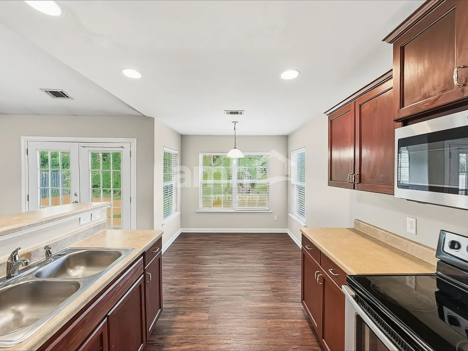 4 bed, 2.0 bath, 2015 sqft, $2,260 — Photo 3