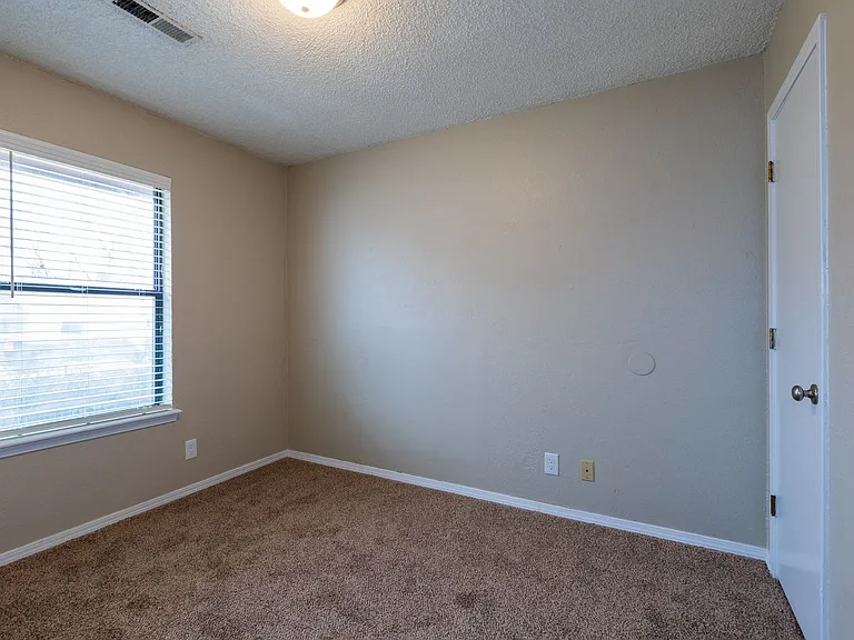 4902 S Gum Ave — Photo 73