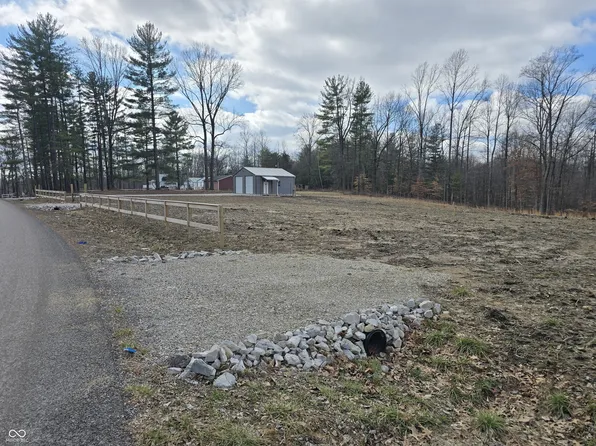 1249 N Lawrence Hollow Dr, Bloomfield, IN 47424