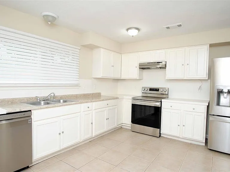 16127 Queensdale Dr — Photo 5