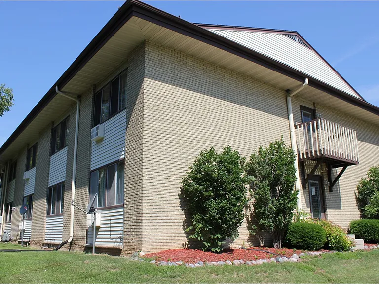 Lakeshore North Apartments — Photo 6