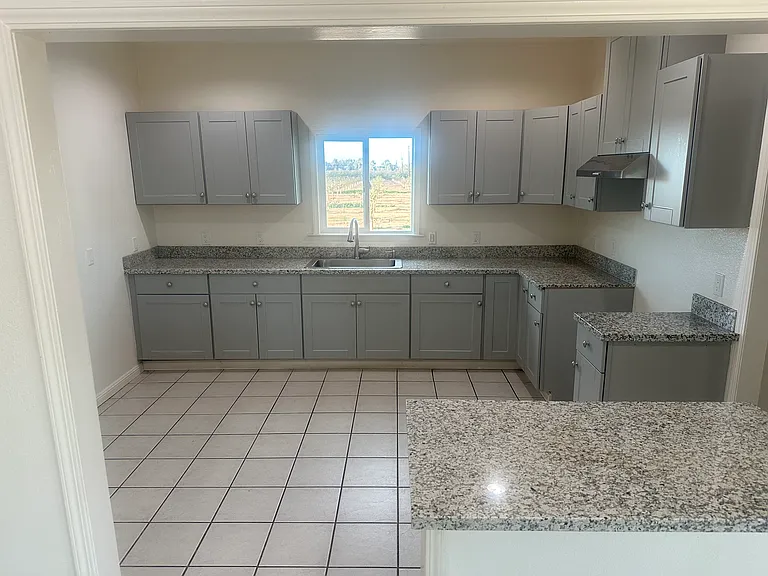 9695 E Tulare Ave — Photo 14