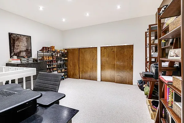 Rented by Anchor Associates | media 16