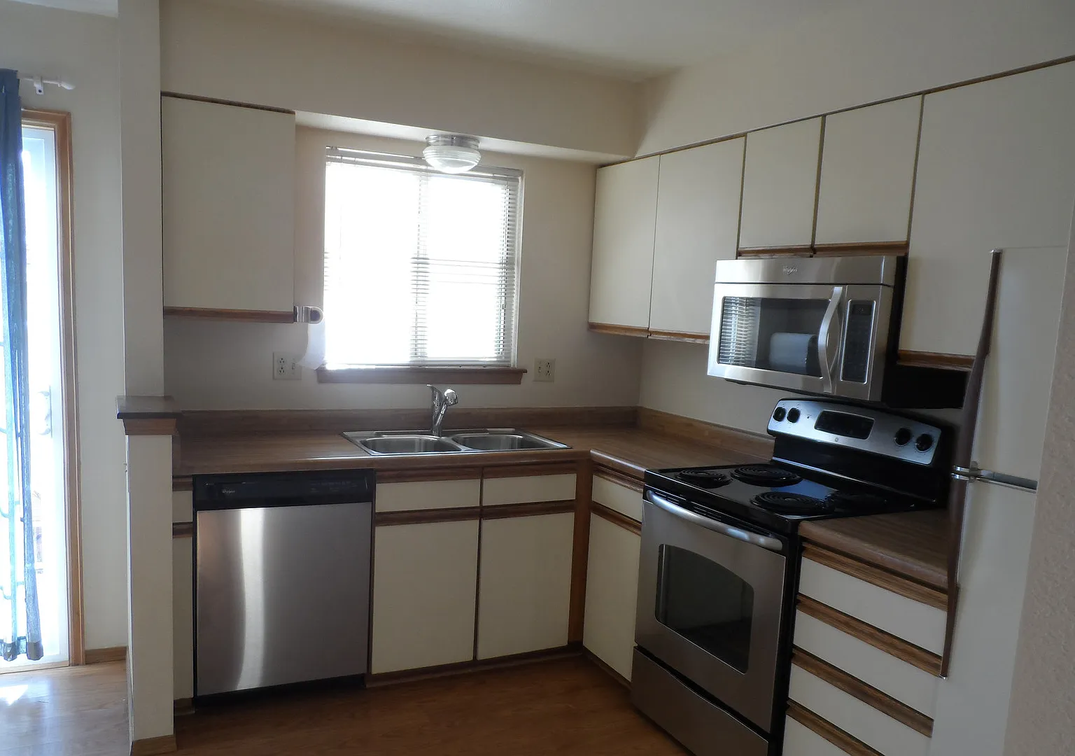Stylish End Unit with Central Air & Wood Floors in District 20!! — Photo 3
