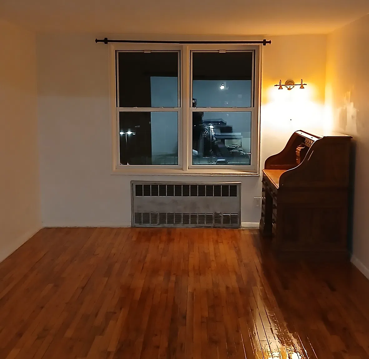1 bed, 1.5 bath, 700 sqft, $2,350 — Photo 1