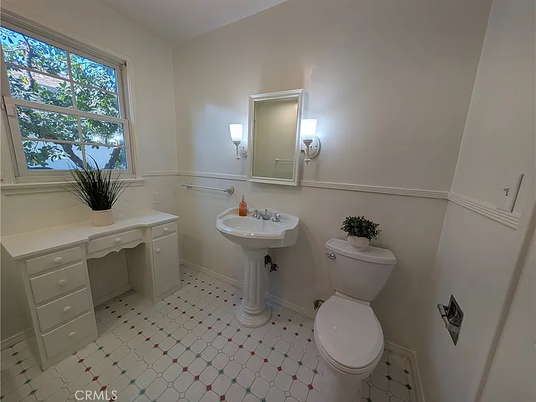 582 N Sunnyslope Ave — Photo 36